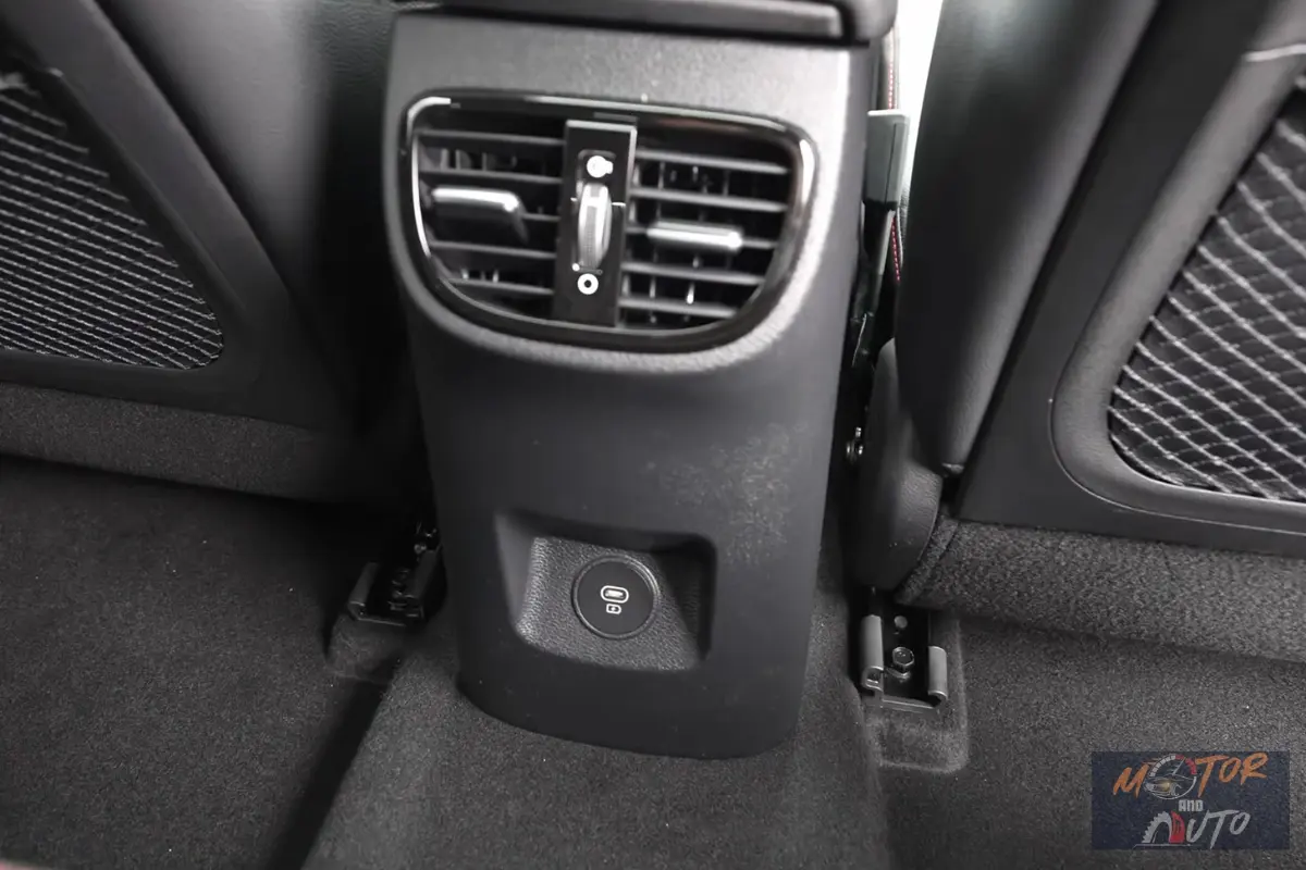 2024 Kia Ceed Sportswagon Achterste Luchtuitlaten en USB-poort