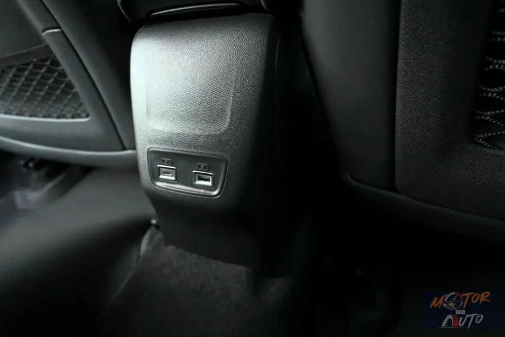 2024 Peugeot E-2008 SUV Achterste USB Oplaadpoorten