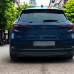 Recht achteraanzicht van 2025 Renault Captur in blauw met transparante achterlichten en vernieuwde achterontwerp