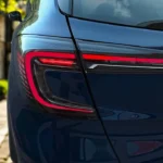 Gedetailleerd aanzicht van transparant achterlicht op 2025 Renault Captur met LED-technologie en modern ontwerp
