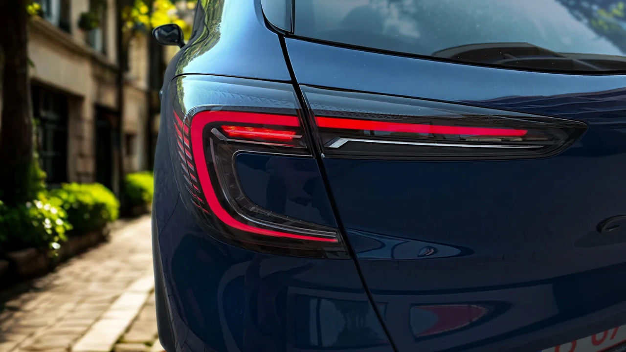 Gedetailleerd aanzicht van transparant achterlicht op 2025 Renault Captur met LED-technologie en modern ontwerp