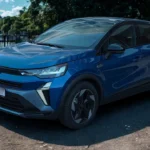Driekwart vooraanzicht van 2025 Renault Captur in blauw met SUV-houding en moderne designtaal
