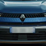 Volledig vooraanzicht van 2025 Renault Captur in blauw met vernieuwde koplampen, grille en moderne SUV-styling