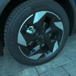 Close-up van 19-inch Rochefort lichtmetalen velg op blauwe 2025 Renault Captur met sterpatroon ontwerp