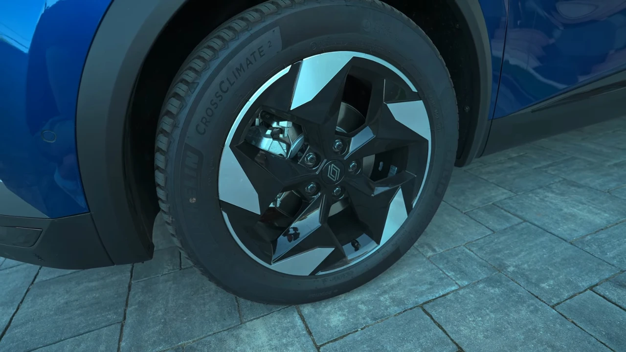 Close-up van 19-inch Rochefort lichtmetalen velg op blauwe 2025 Renault Captur met sterpatroon ontwerp