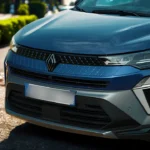 Voorkant grille detail van 2025 Renault Captur met nieuw diamant logo en horizontale ontwerpelementen op blauwe auto