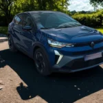 Dynamisch hoekbeeld van 2025 Renault Captur in blauw met nadruk op LED-koplampen en atletisch ontwerp