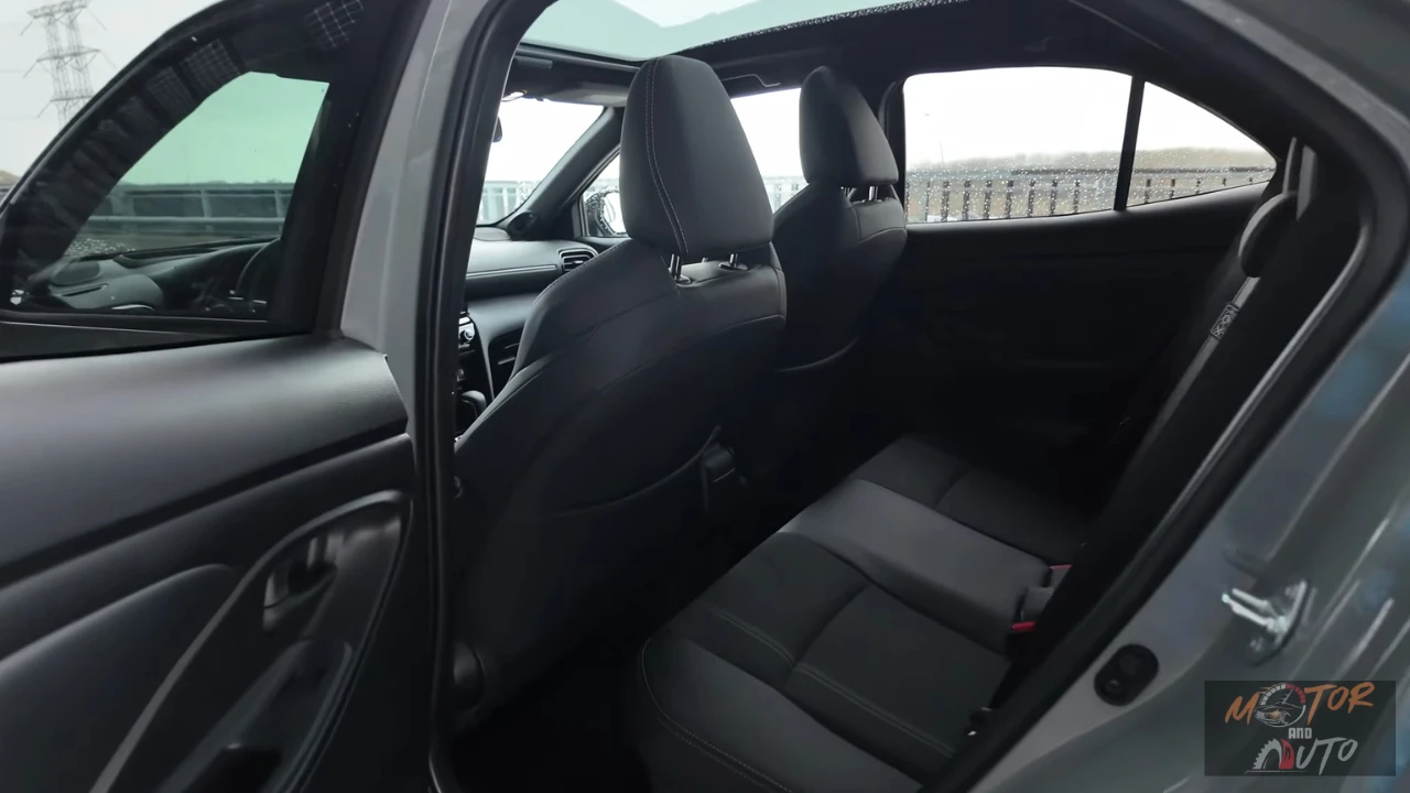 2025 Toyota Yaris Cross achterbank-gebied met passagiersstoelen, interieormaterialen en cabineruimte voor achterpassagiers