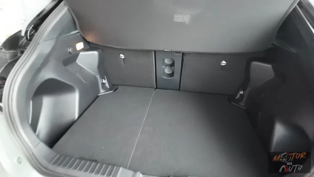 2025 Toyota Yaris Cross achter bagageruimte met kofferruimte, vlakke laadvloer en opbergvakken met achterklep open