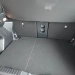 2025 Toyota Yaris Cross achter bagageruimte met kofferruimte, vlakke laadvloer en opbergvakken met achterklep open