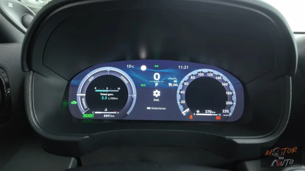2025 Toyota Yaris Cross digitale instrumentencluster met hybride systeemstatus, snelheidsmeter, brandstofeconomie-display en voertuiginformatie