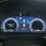 2025 Toyota Yaris Cross digitale instrumentencluster met hybride systeemstatus, snelheidsmeter, brandstofeconomie-display en voertuiginformatie