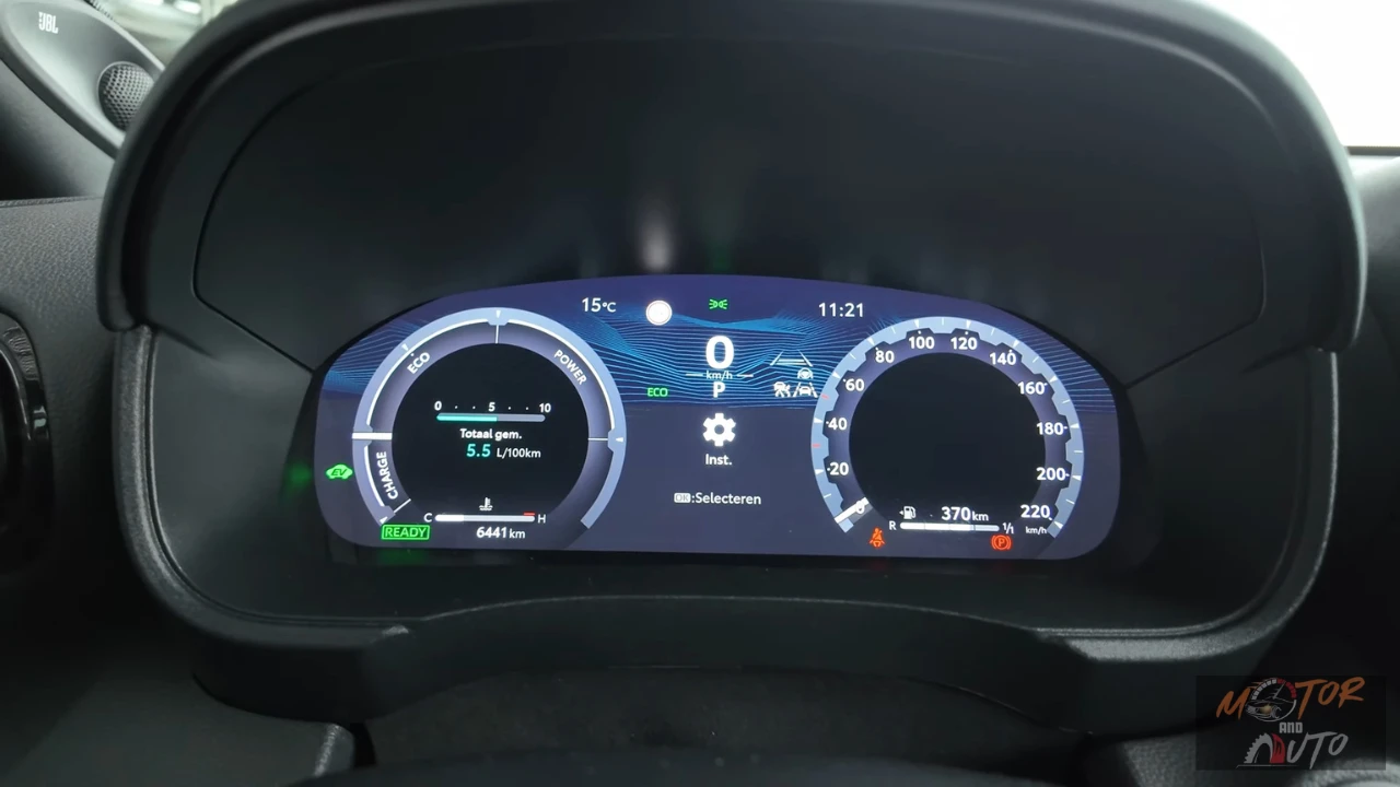 2025 Toyota Yaris Cross digitale instrumentencluster met hybride systeemstatus, snelheidsmeter, brandstofeconomie-display en voertuiginformatie