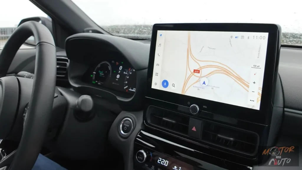 2025 Toyota Yaris Cross groot touchscreen-display met navigatiekaart, menu-opties en infotainmentsysteem-interface