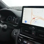 2025 Toyota Yaris Cross groot touchscreen-display met navigatiekaart, menu-opties en infotainmentsysteem-interface