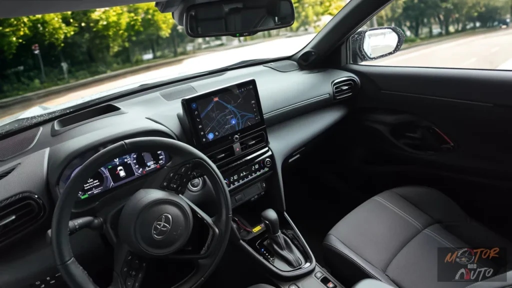 2025 Toyota Yaris Cross interieur dashboard met touchscreen-display, digitale meters, stuurwiel en modern cabine-ontwerp