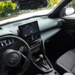 2025 Toyota Yaris Cross interieur dashboard met touchscreen-display, digitale meters, stuurwiel en modern cabine-ontwerp