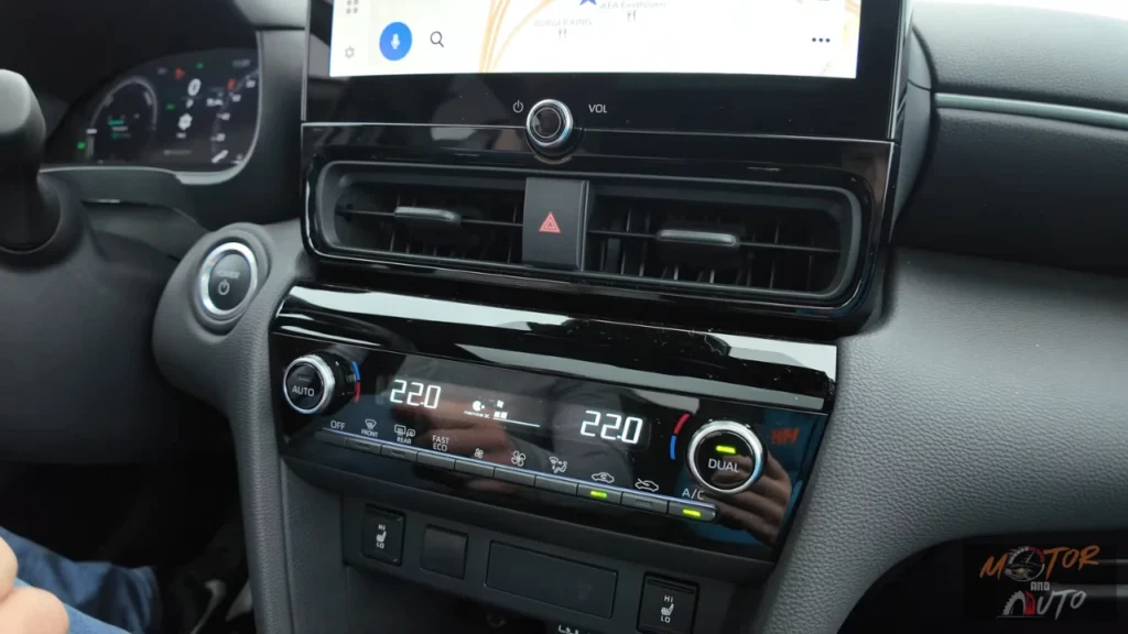 2025 Toyota Yaris Cross klimaatregelpaneel met dual-zone automatisch systeem met digitale temperatuurweergaves en fysieke bedieningen