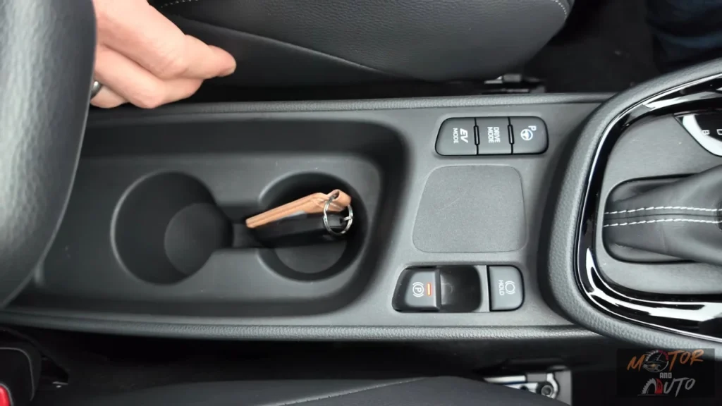 2025 Toyota Yaris Cross middenconsole-bedieningen met elektronische parkeerrem, rijmodus-kiezer en verschillende functieknoppen