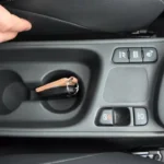 2025 Toyota Yaris Cross middenconsole-bedieningen met elektronische parkeerrem, rijmodus-kiezer en verschillende functieknoppen