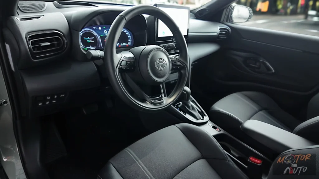 2025 Toyota Yaris Cross volledig interieur overzicht met volledige cabine-indeling, stoelen, dashboard en interieur-ontwerpelementen