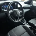 2025 Toyota Yaris Cross volledig interieur overzicht met volledige cabine-indeling, stoelen, dashboard en interieur-ontwerpelementen