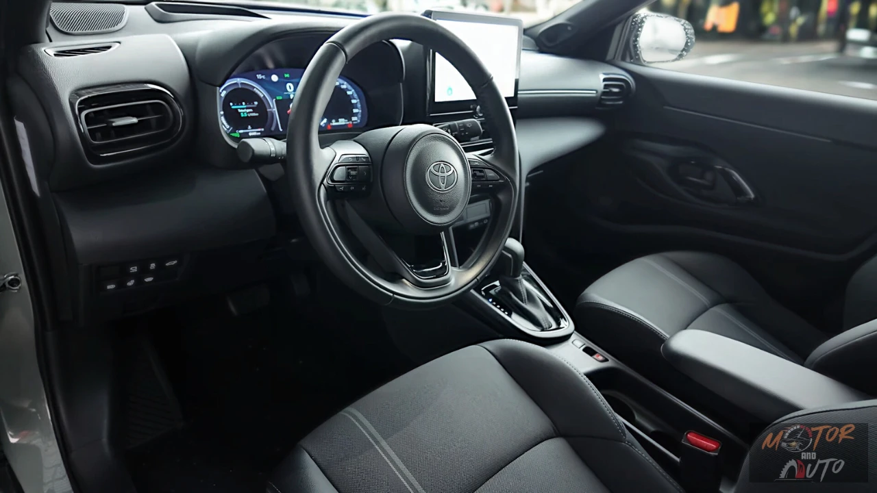 2025 Toyota Yaris Cross volledig interieur overzicht met volledige cabine-indeling, stoelen, dashboard en interieur-ontwerpelementen