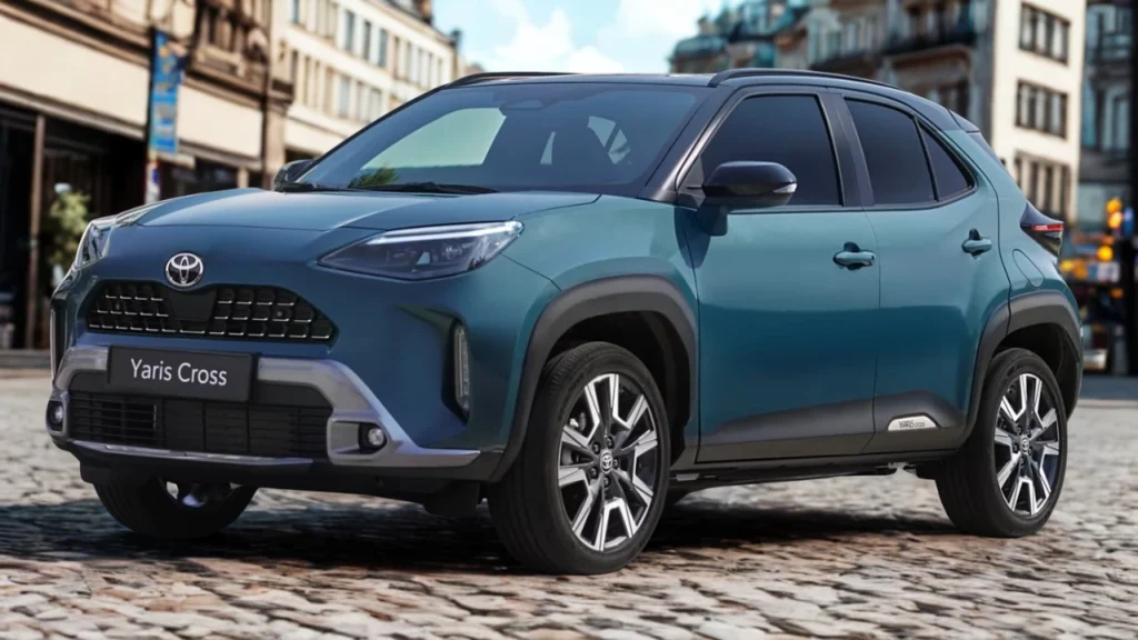 2025 Toyota Yaris Cross compacte SUV in blauwgroene metallic kleur geparkeerd op kasseistraat, vooraanzicht en zijprofiel met moderne Toyota-styling