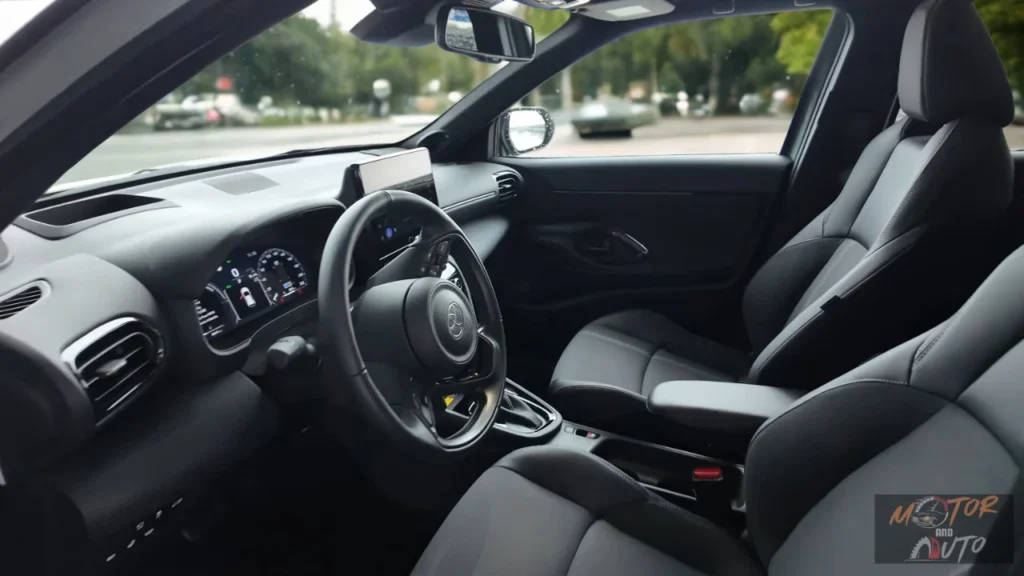 2025 Toyota Yaris Cross voorinterieur met bestuurder- en passagiersstoelen, dashboard, stuurwiel en moderne cabine-indeling