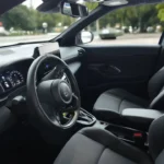 2025 Toyota Yaris Cross voorinterieur met bestuurder- en passagiersstoelen, dashboard, stuurwiel en moderne cabine-indeling