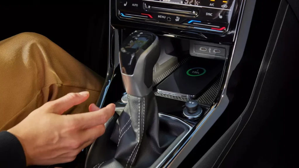 2025 Volkswagen T-Cross draadloze oplaadpad met smartphone die oplaadstatus toont