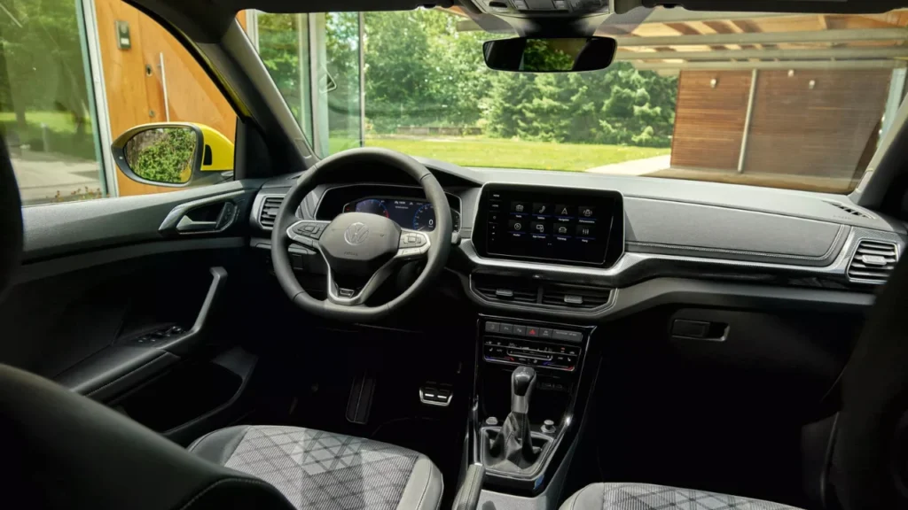 2025 Volkswagen T-Cross interieur met dashboard, digitaal display en touchscreen systeem