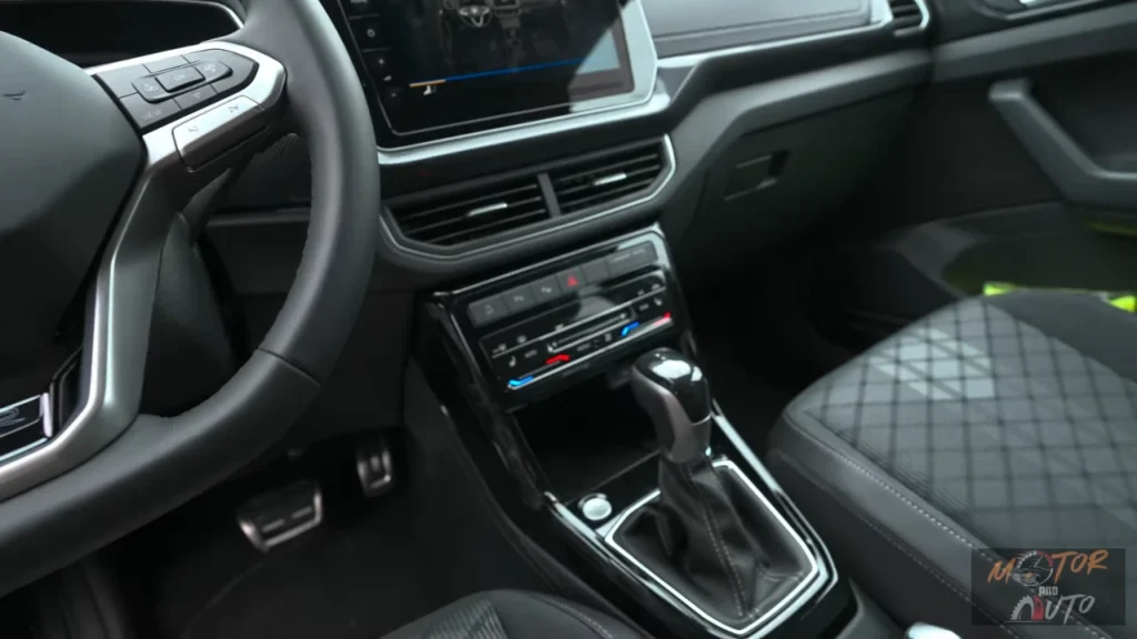 2025 Volkswagen T-Cross middenconsole met automatische transmissie en klimaatregeling