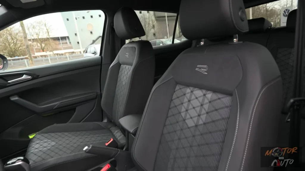 2025 Volkswagen T-Cross R-Line voorstoelen met sportontwerp en kenmerkend stikwerk