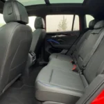 Achterpassagiersstoelen van 2025 Volkswagen Tiguan met ruime zitruimte met grijze bekleding en blauwe siernaad