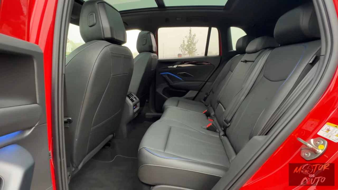 Achterpassagiersstoelen van 2025 Volkswagen Tiguan met ruime zitruimte met grijze bekleding en blauwe siernaad