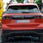 Achterzicht van rode 2025 Volkswagen Tiguan met LED-achterlichten, TIGUAN badge letters, VW-logo en achterbumper design
