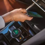Close-up van draadloos oplaadstation in 2025 Volkswagen Tiguan middenconsole met smartphone die op het oplaadoppervlak wordt geplaatst