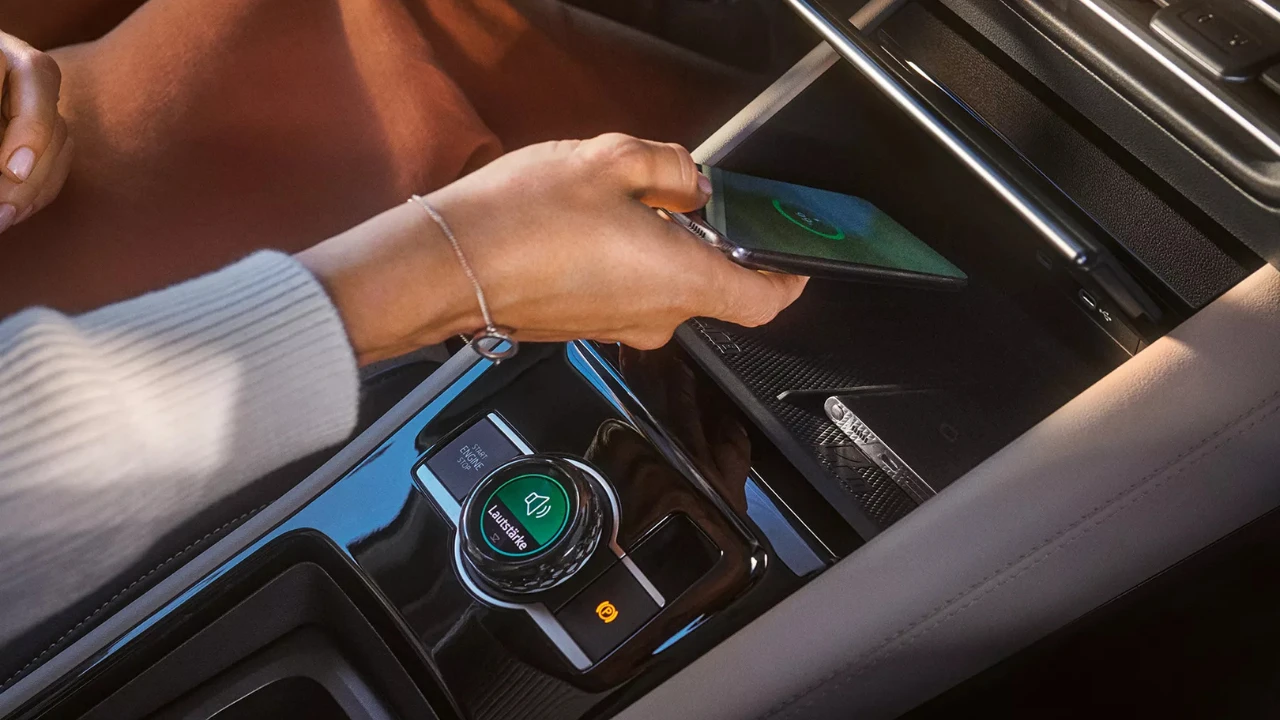 Close-up van draadloos oplaadstation in 2025 Volkswagen Tiguan middenconsole met smartphone die op het oplaadoppervlak wordt geplaatst