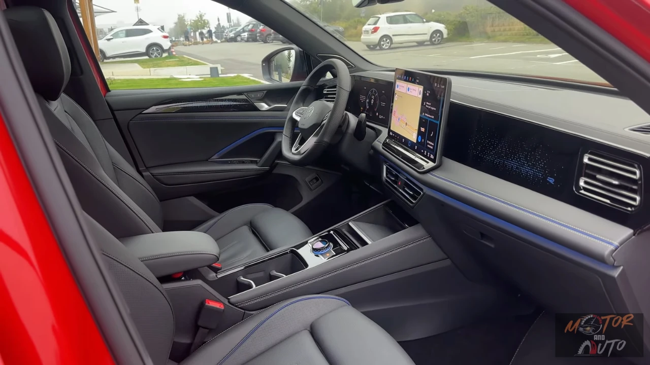 Passagierszijde zicht van 2025 Volkswagen Tiguan interieur met dashboard design, blauwe sfeerverlichting en grijze bekleding