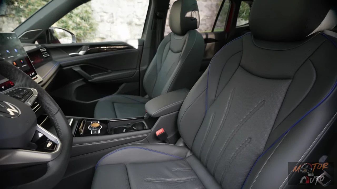 Voorstoelen van 2025 Volkswagen Tiguan met grijze leren bekleding met blauwe siernaad en ergonomisch ontwerp voor passagierscomfort