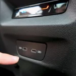 USB-oplaadpoorten in 2025 Volkswagen Tiguan interieur met meerdere verbindingsopties voor het opladen en gegevensoverdracht van apparaten