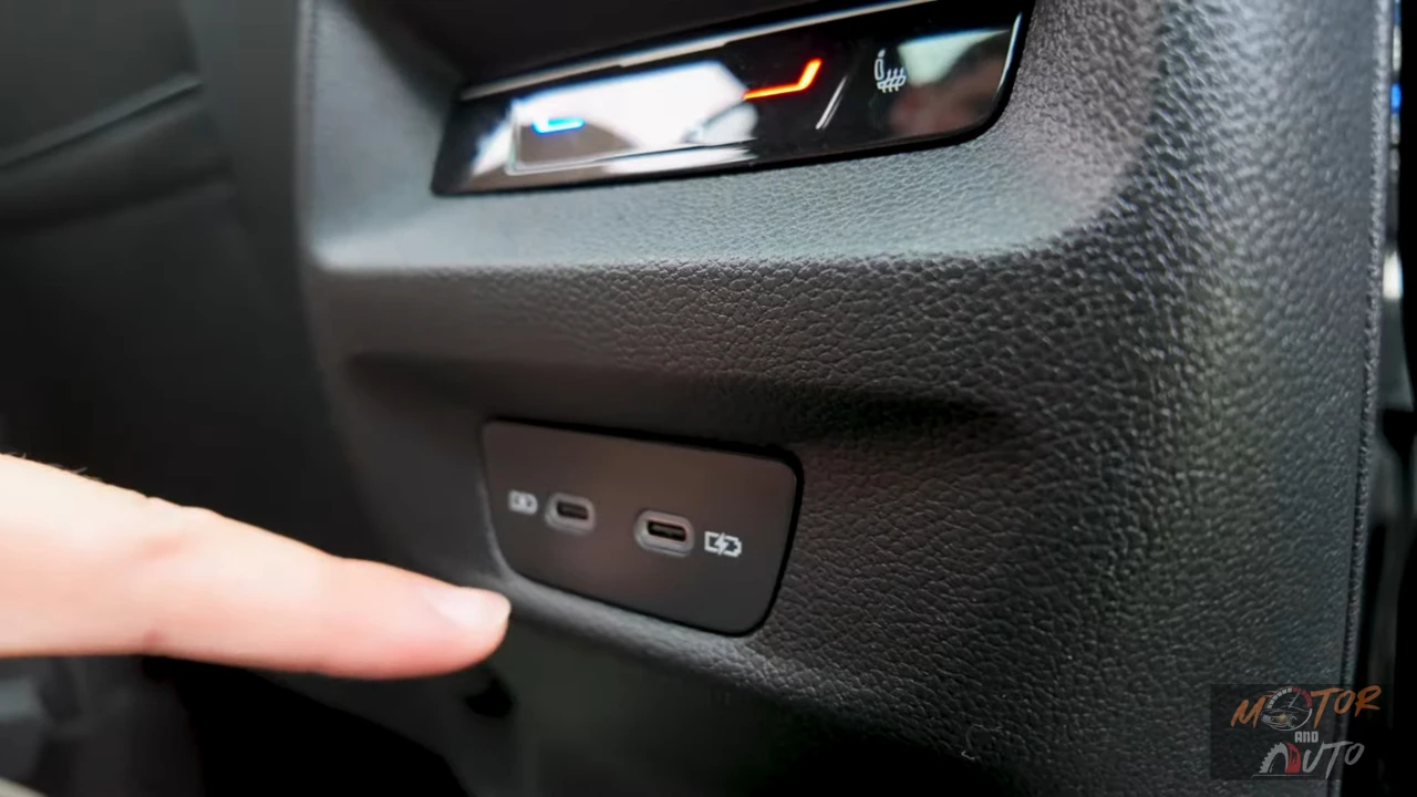 USB-oplaadpoorten in 2025 Volkswagen Tiguan interieur met meerdere verbindingsopties voor het opladen en gegevensoverdracht van apparaten