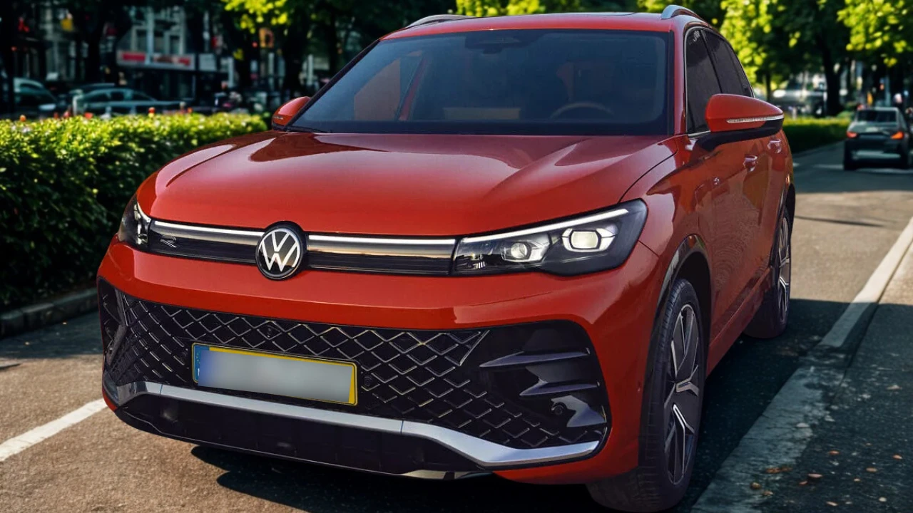 Voorkant driekwart zicht van rode 2025 Volkswagen Tiguan met modern SUV design, LED-koplampen, mesh grille en sportieve voorbumper