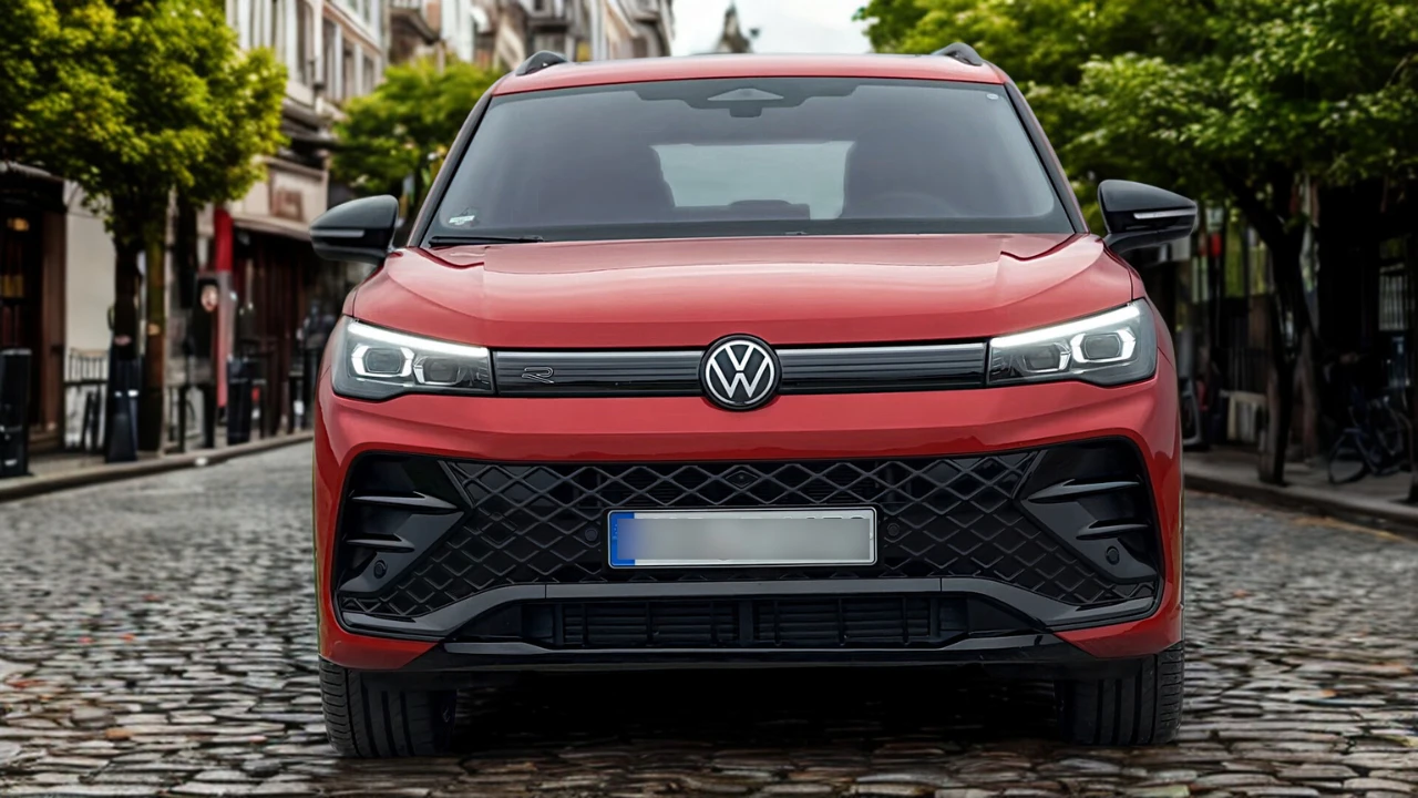 Directe voorkant zicht van rode 2025 Volkswagen Tiguan met volledige voorgevel, LED-koplampen, VW-badge en mesh grille patroon