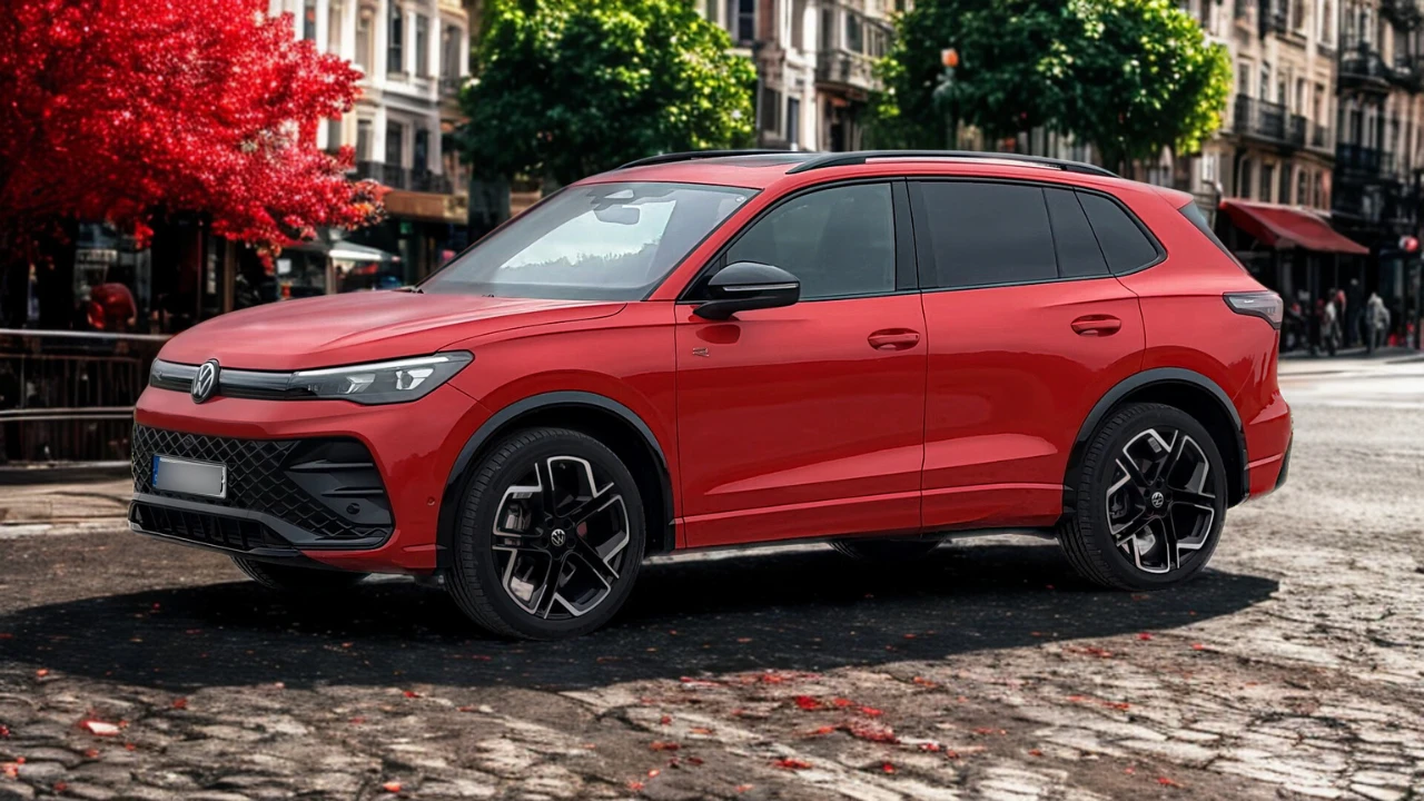 Rode 2025 Volkswagen Tiguan gefotografeerd vanuit voorkwart hoek op kinderkopjes met historische Europese architectuur op de achtergrond