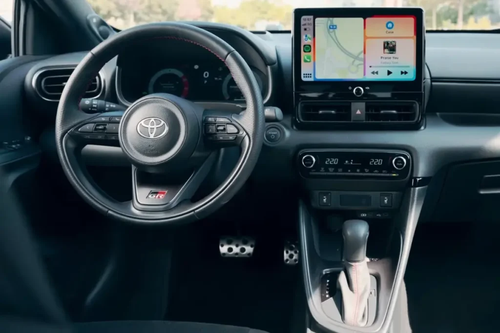 Aankomend interieur van de Toyota Yaris 2025