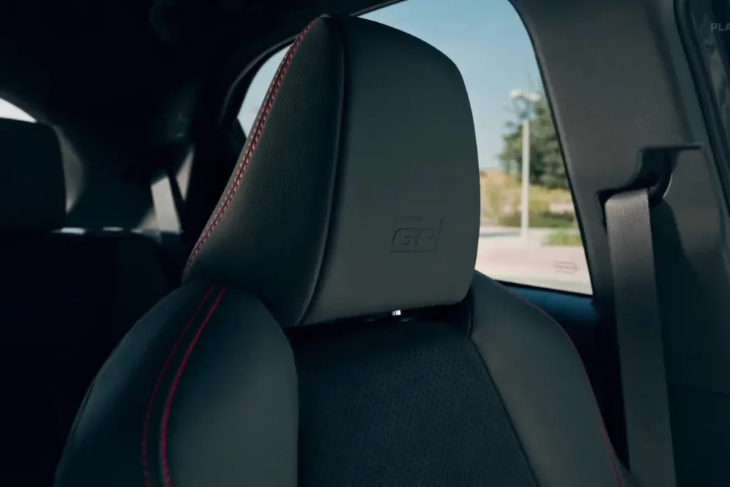 Toyota Yaris 2025 met ingedrukte GR Sport-logo's op de hoofdsteunen