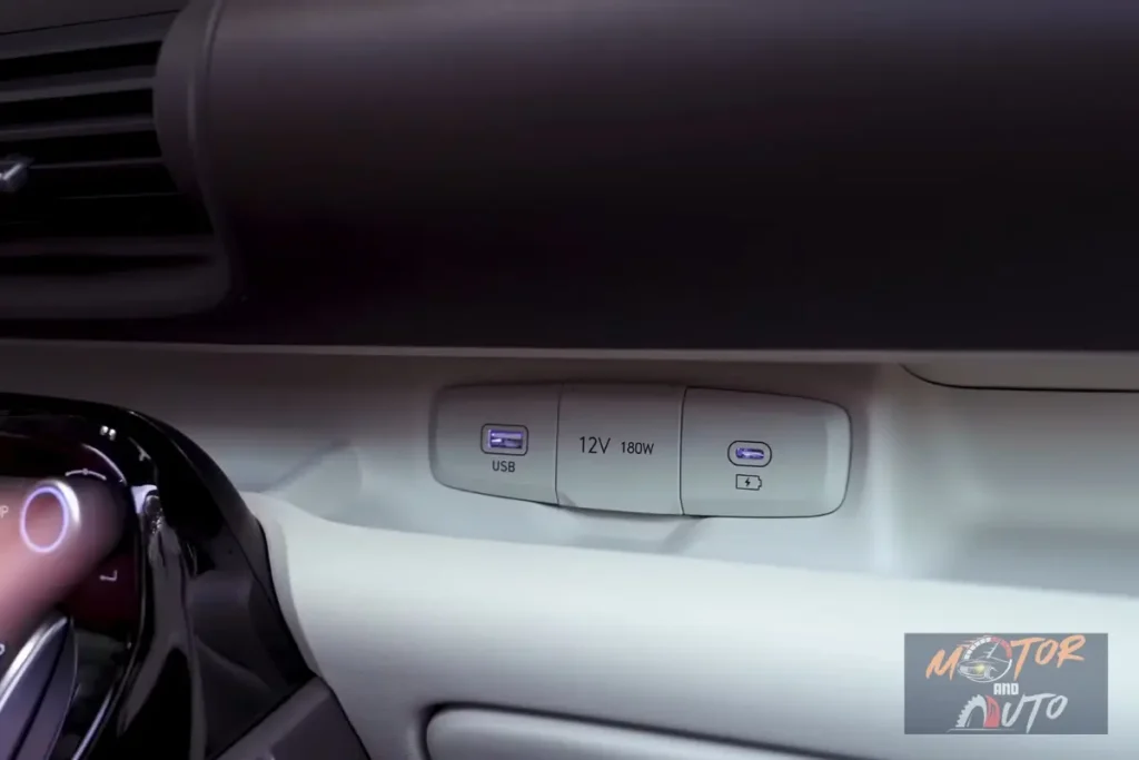 Twee USB-C-poorten en een 12V-oplaadpunt van de 2025 Hyundai Inster