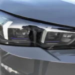 Gedetailleerd aanzicht van 2025 BMW M5 LED-koplamp assemblage met blauwe accentstrepen, meerdere lichtelementen en modern design